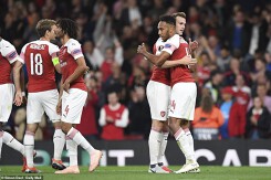 Arsenal khởi đầu như mơ, Chelsea thắng nhọc