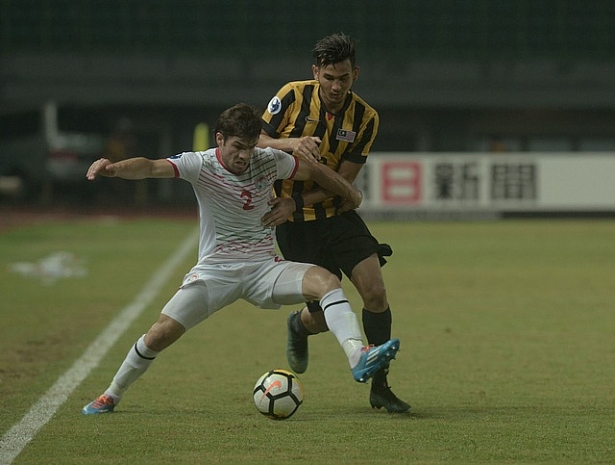 cau thu gay gap chan sau pha vao bong kinh hoang tai giai u19 chau a