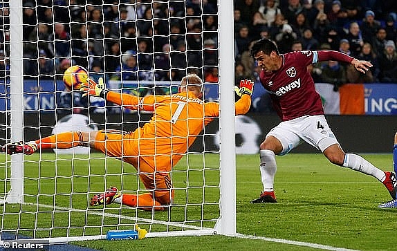 truc tiep bong da leicester vs west ham hiep 1 west ham chi con 10 nguoi tren san