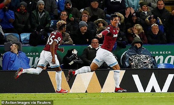 truc tiep bong da leicester vs west ham hiep 1 west ham chi con 10 nguoi tren san