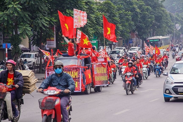 Cổ động viên diễu hành, đốt pháo sáng trước trận Việt Nam - Campuchia co dong vien dieu hanh dot phao sang truoc tran viet nam campuchia