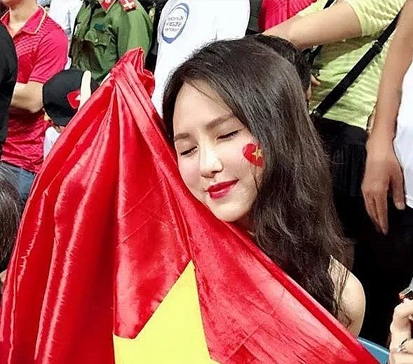 fan nu viet nam thai lan do sac tren khan dai aff cup 2018