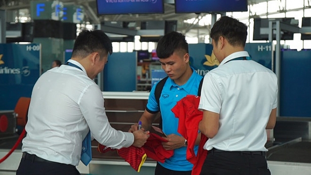 cdv xin chu ky quang hai truoc khi tuyen viet nam bay sang malaysia