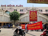 Tiểu thương căng băng-rôn phản đối trước tin đồn 'biến' chợ Đồng Xuân thành trung tâm thương mại