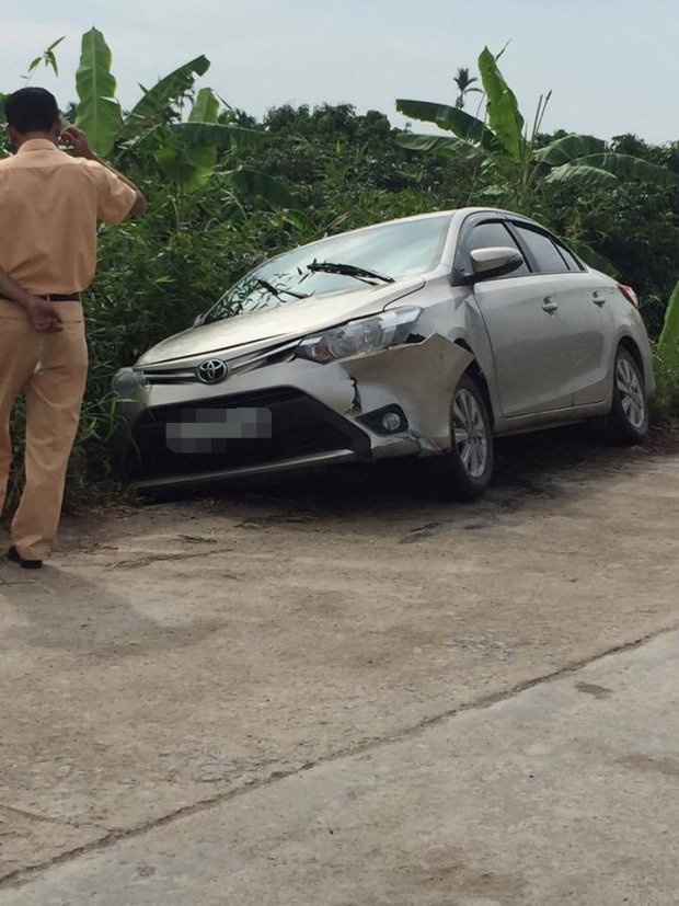 hai duong phat hien thi the nam thanh nien nam ven duong cung chiec o to bi bo lai