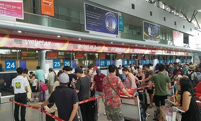 hanh khach nem dien thoai hanh hung nhan vien hang khong bi cam bay 12 thang