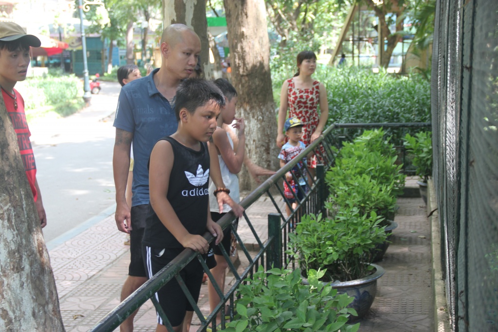 nhung cach giai nhiet thu vi cua muong thu tai cong vien thu le ngay nang nong ky luc