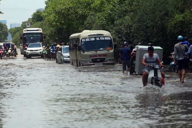 15 phut mua giua trua cung khien ha noi ngap