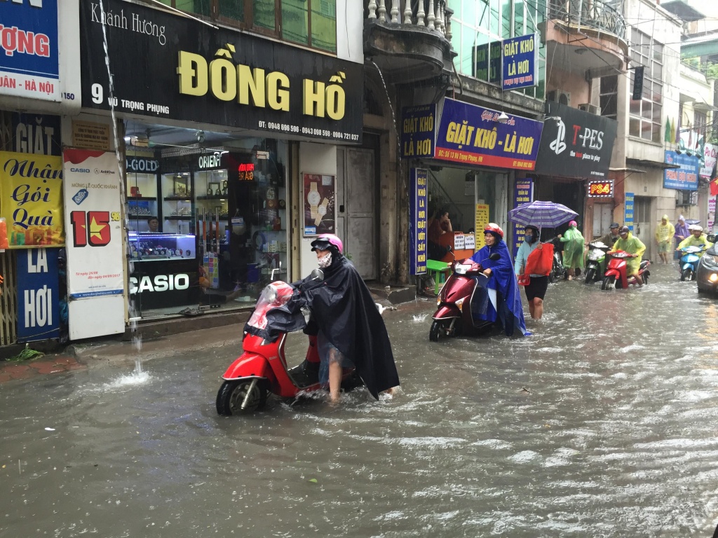 mua lon cuoi chieu duong vu trong phung ngap qua nua banh xe