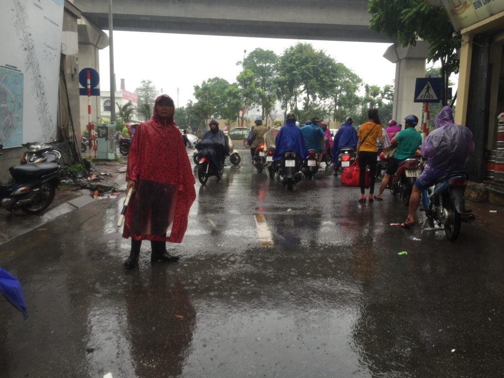 mua lon cuoi chieu duong vu trong phung ngap qua nua banh xe