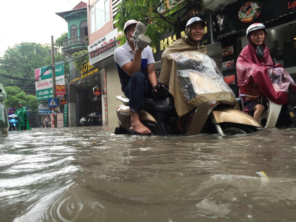 mua lon cuoi chieu duong vu trong phung ngap qua nua banh xe