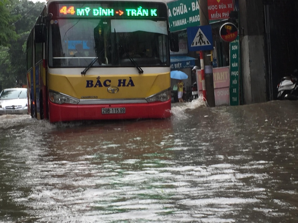 mua lon cuoi chieu duong vu trong phung ngap qua nua banh xe
