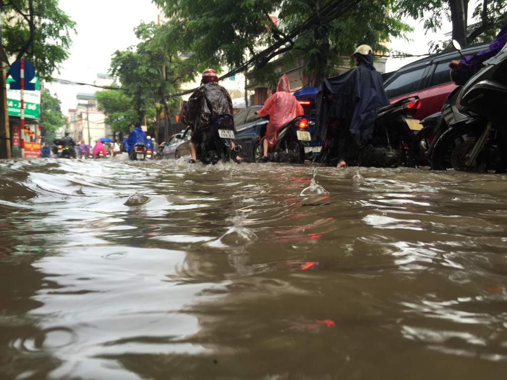 mua lon cuoi chieu duong vu trong phung ngap qua nua banh xe