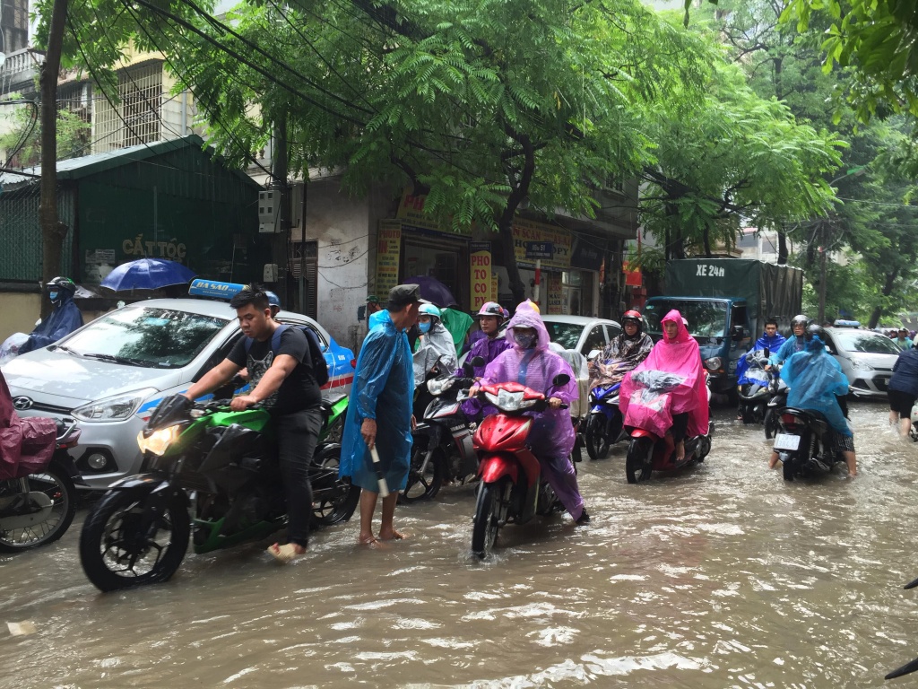 mua lon cuoi chieu duong vu trong phung ngap qua nua banh xe