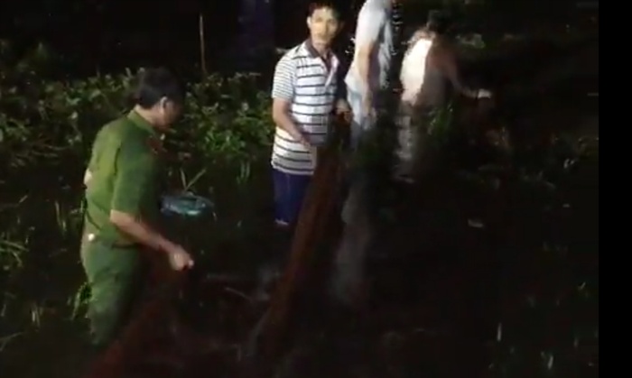 hai nguoi tu vong khi di xe may kep 4 roi lao thang xuong song