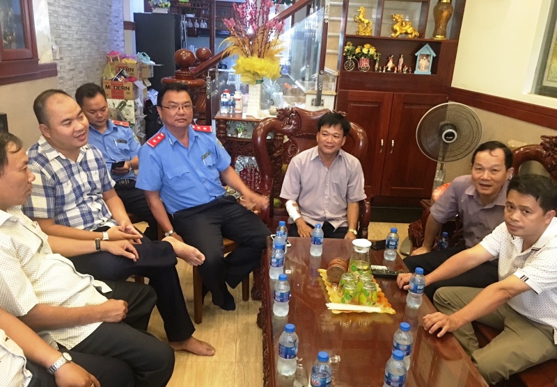 thanh tra giao thong bi tai xe grab tong khi dang lam nhiem vu