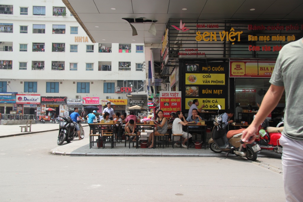 khu do thi linh dam xo vat lieu xay dung tu tren troi roi xuong xe toac mai che nha hang o tang 1