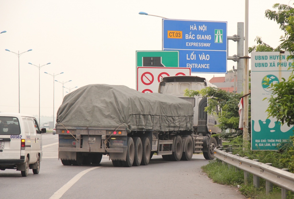 tap nap duong ne bot ha noi bac giang cac lai xe phong nhanh vuot au nguy hiem vo cung