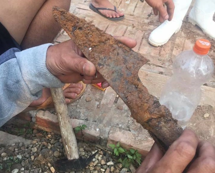 mau thuan ca nhan nguoi dan ong 61 tuoi dong cham mo ma nha hang xom