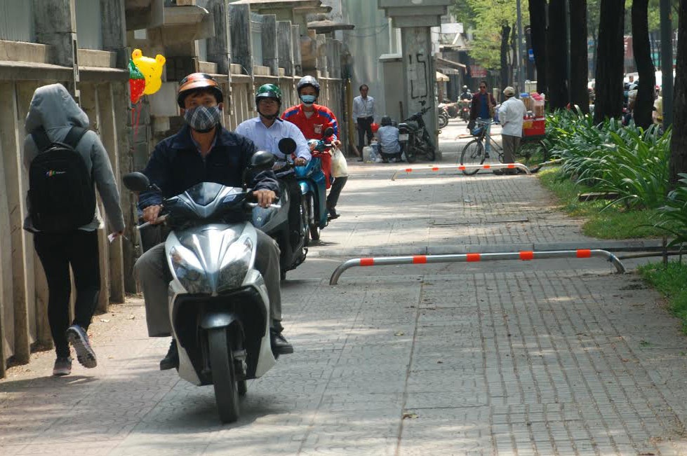 tphcm dieu chinh barie xe may lai phong vun vut tren via he