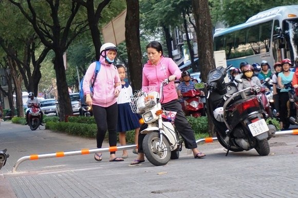 tphcm dieu chinh barie xe may lai phong vun vut tren via he