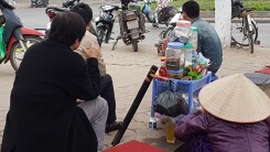 Đòi vỉa hè, Hà Nội có thể hỗ trợ hàng nước chè chuyển nghề