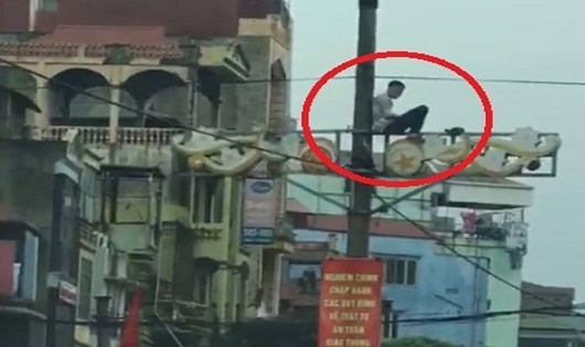 thanh nien nghi ngao da ngoi vat veo tren cot dien o ha noi