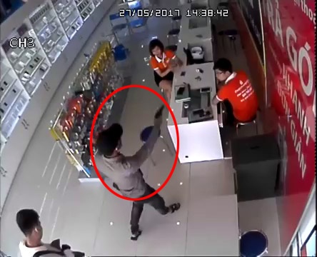hai thanh nien su dung vu khi nong cuop giua ban ngay