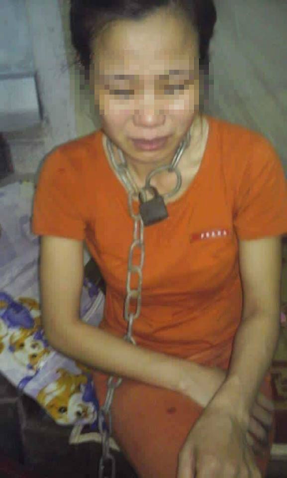 xac dinh danh tinh nguoi chong vu phu xich co vo be gay 2 co tay cua con
