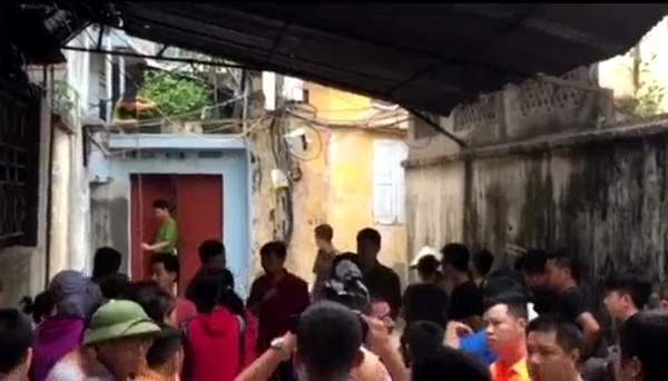 can canh dong chu canh thi the be trai 35 ngay tuoi