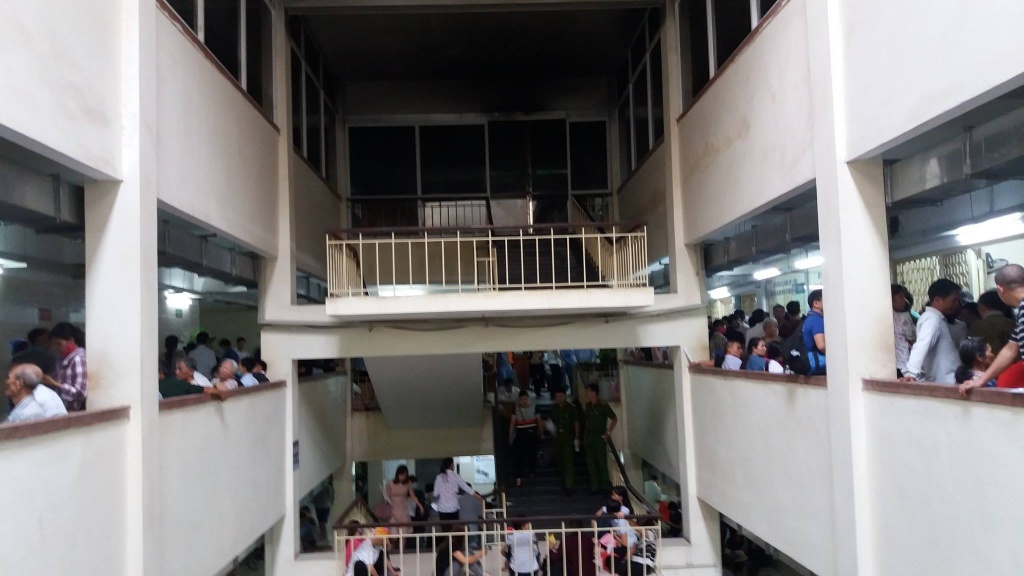 khoa kham benh benh vien bach mai bat ngo boc chay luc nua dem