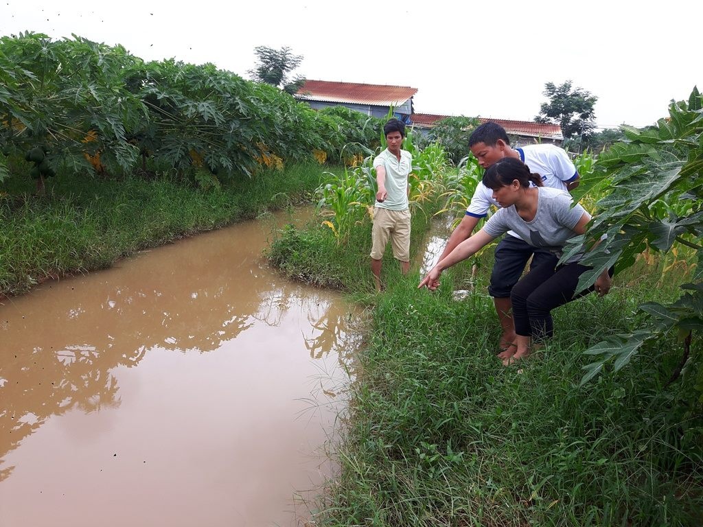 nhieu nghi van quanh cai chet cua be trai trong vuon du du