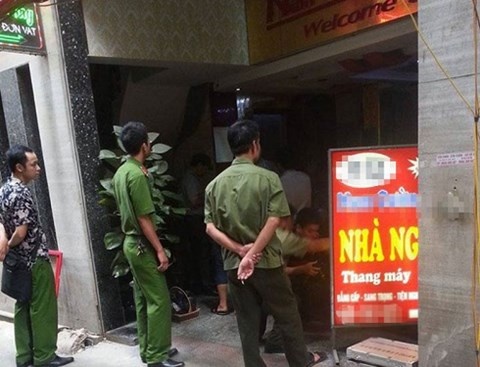 nghi van thieu nu bi soc thuoc chet trong nha nghi