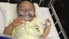 Bé trai hơn 1 tuổi nghi bị bạo hành: Con gái bị công an bắt, bà mới biết có cháu ngoại