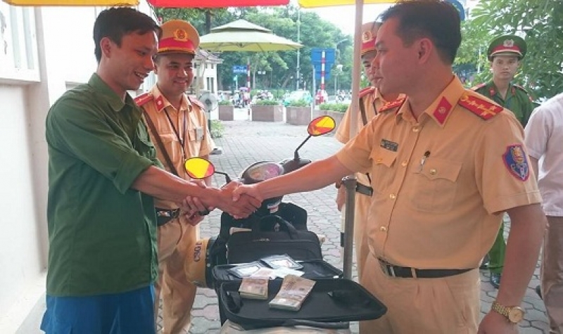csgt trao tra hon 70 trieu dong cho nguoi danh roi