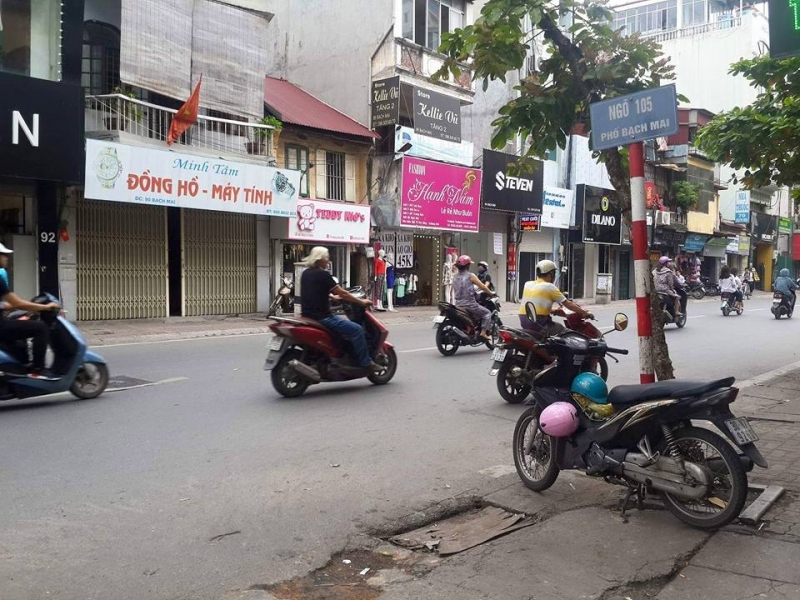nguoi dan ong trung nien bi chem vao dau guc tai cho