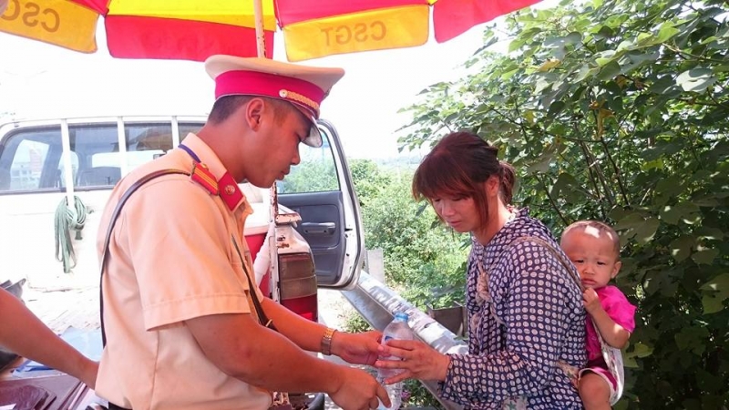 csgt giup nguoi phu nu bi lua ban sang trung quoc ve nha an toan