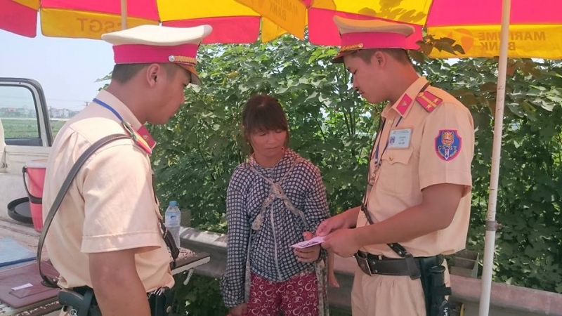 csgt giup nguoi phu nu bi lua ban sang trung quoc ve nha an toan