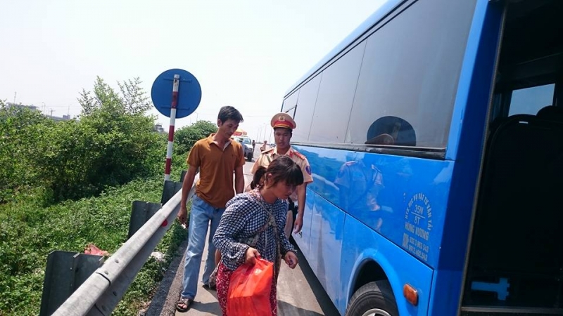 csgt giup nguoi phu nu bi lua ban sang trung quoc ve nha an toan