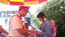 thay ngo tu container do xuong duong nhieu nguoi lao ra hoi cua