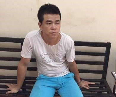 bat hai doi tuong mang theo sung colt da len nong