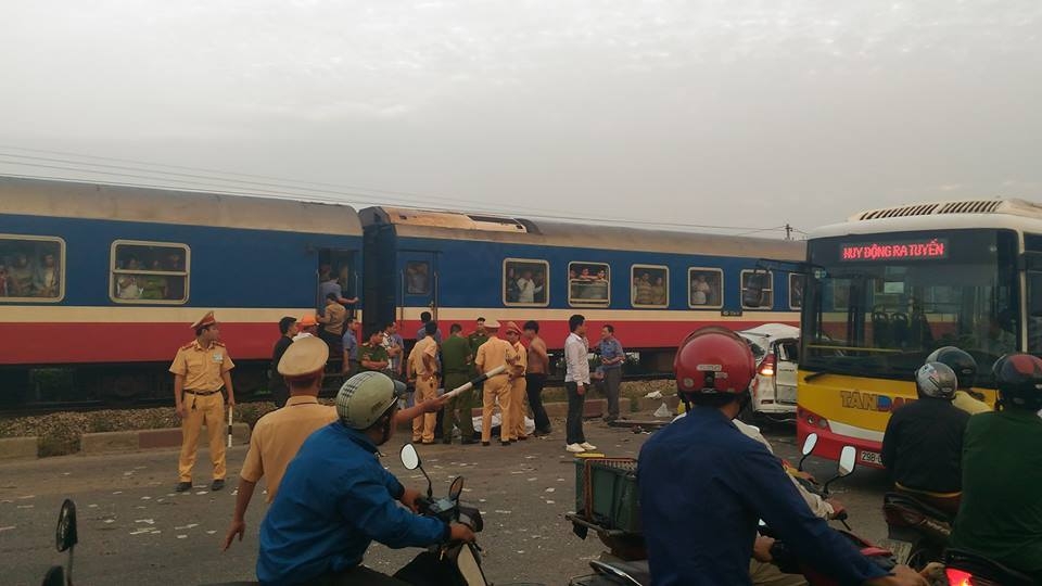 ha noi tai nan duong sat kinh hoang 7 nguoi thuong vong