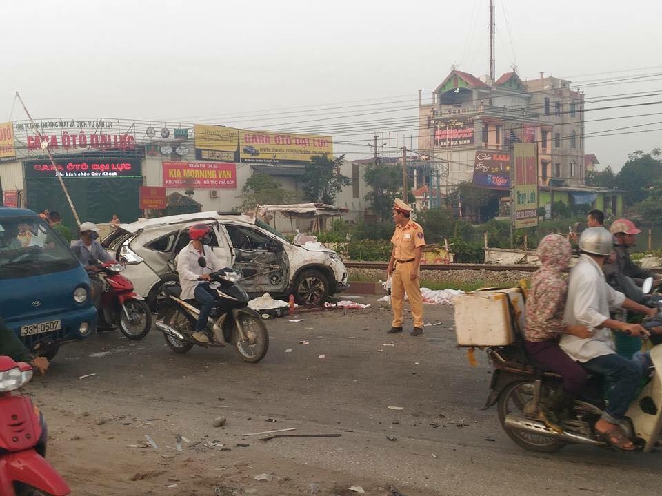 ha noi tai nan duong sat kinh hoang 7 nguoi thuong vong