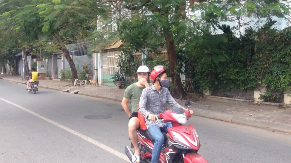 ha dong nguoi dan quanh ho van quan keu cuu