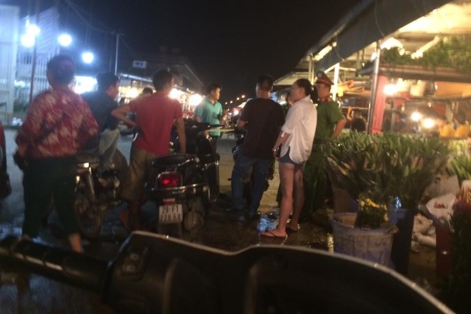 di ban hoa giup chu thieu nien 16 tuoi bi dam guc tai cho