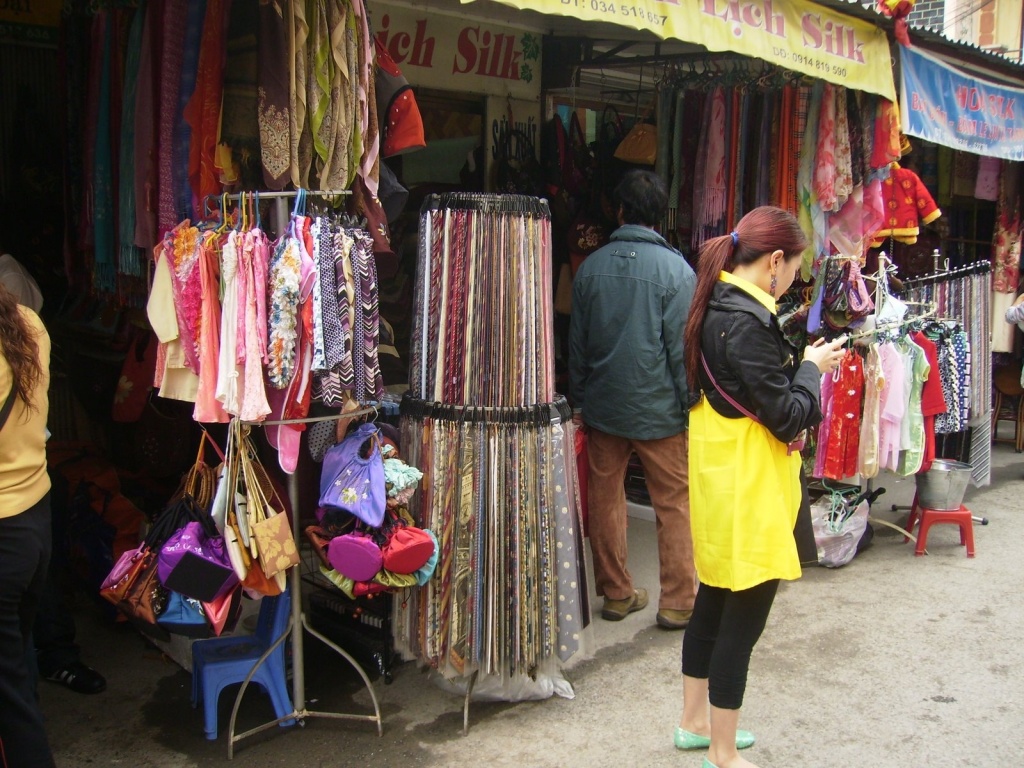 nguoi dan lang lua van phuc buc xuc viec danh trao thuong hieu cua dai gia khai silk
