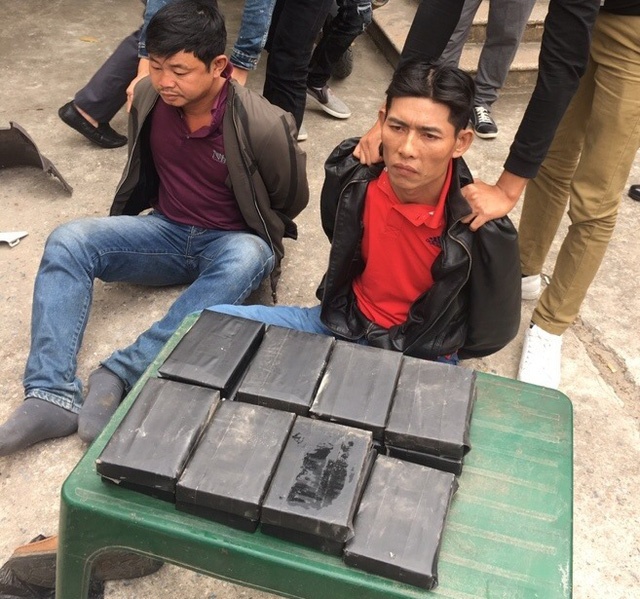 bac ninh 2 doi tuong dau 15 banh heroin trong xe may bi khoi to
