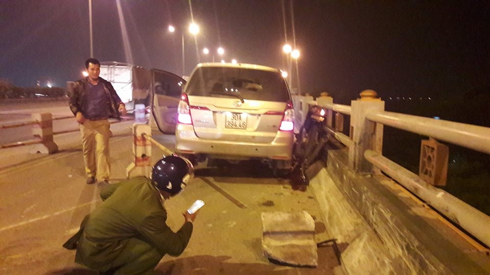 lai xe innova hat vang nam sinh di xe may xuong chan cau thanh tri