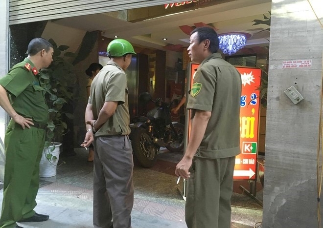 bat long ma cam dau vu no sung ban chet nhan vien nha nghi
