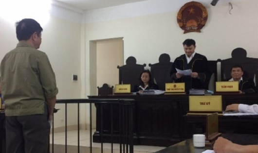 troi hiep dam be gai 14 tuoi cu ong 80 tuoi nin lang khi taa hoi co can cong bo tin nhan cuoc goi voi bi hai hay khong